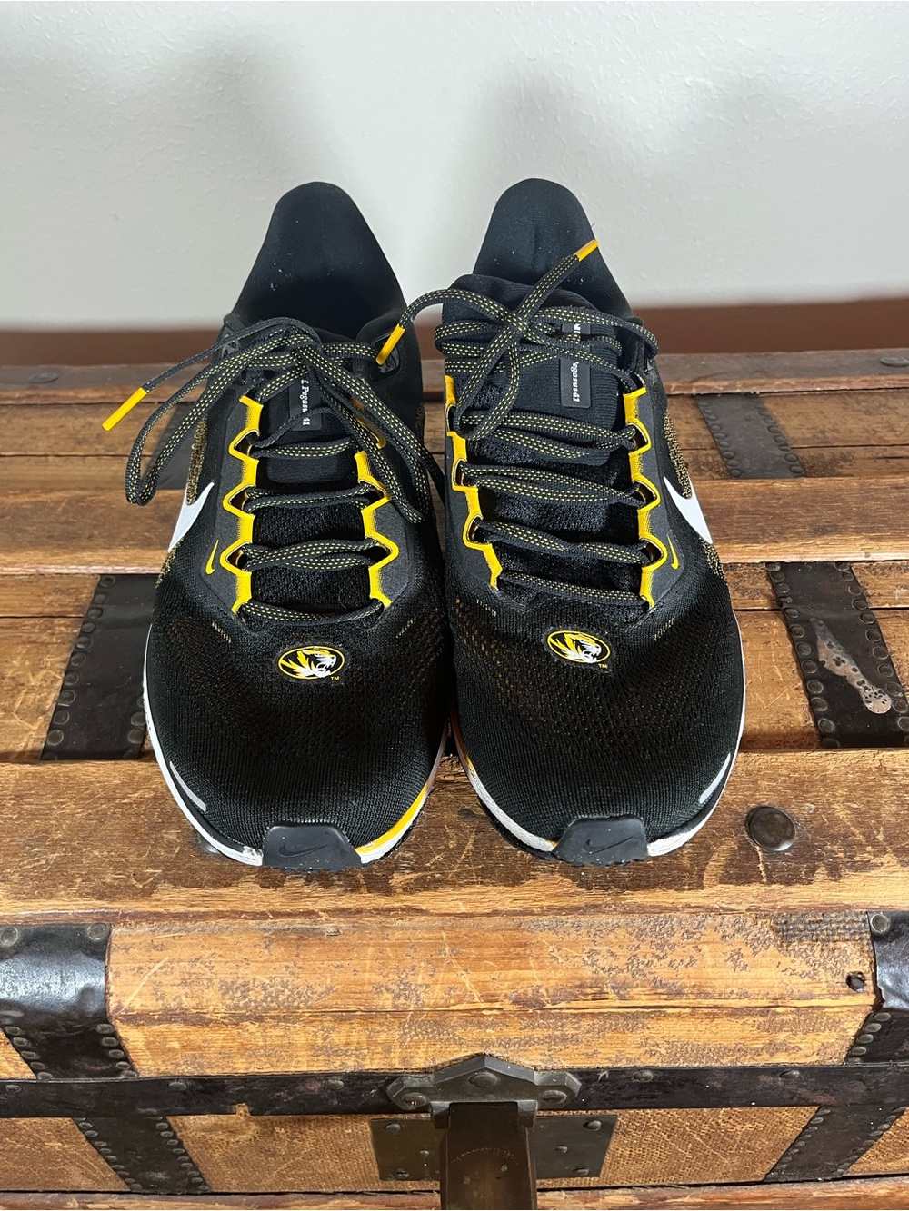 Nike Men's Black and Yellow Athletic Sneakers with White Swoosh